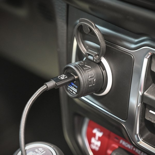 Mob Armor Voltage Series Car Charger ACCUSBQCPD